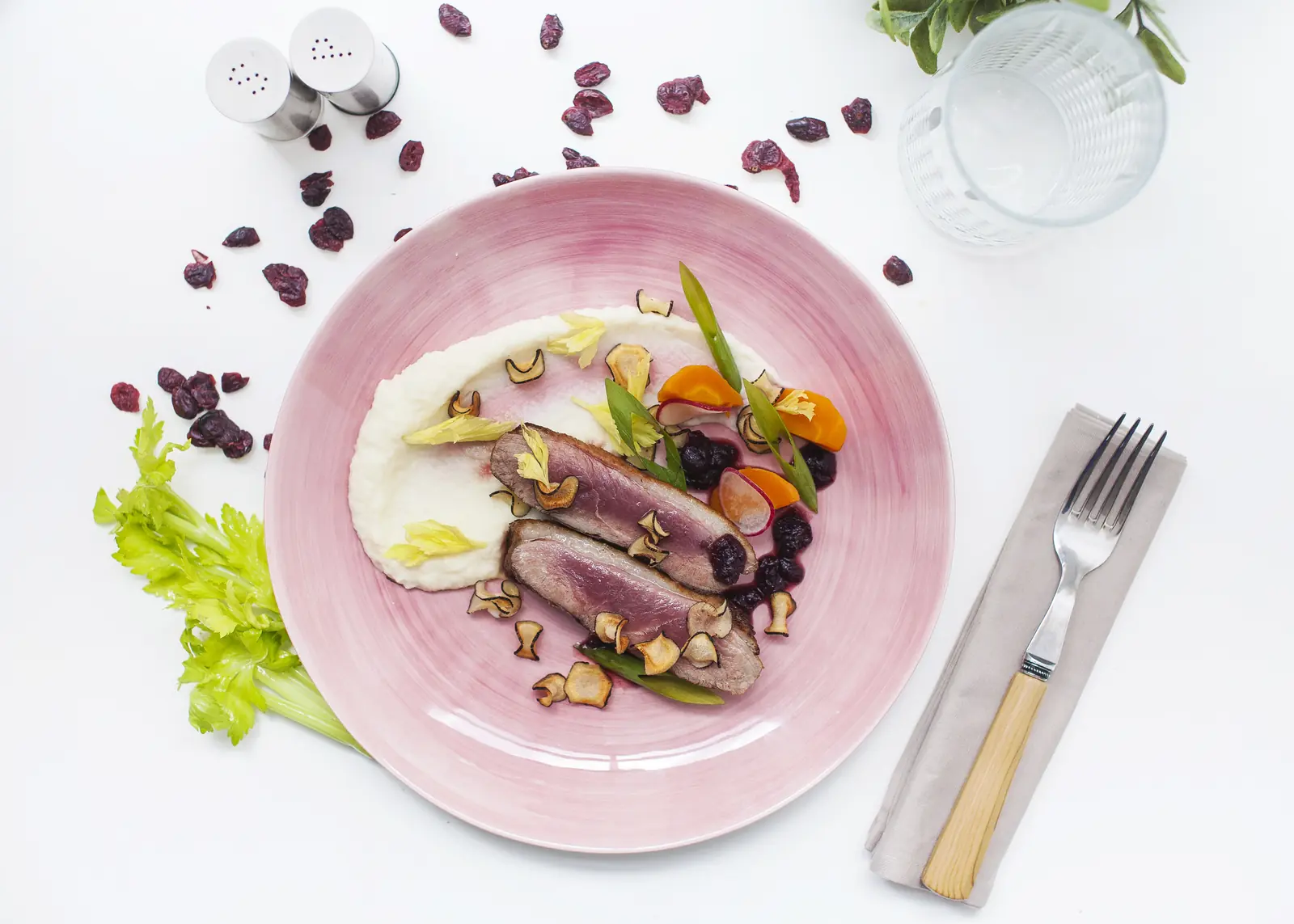 Fotografie culinara Bucuresti - preparat pe farfurie roz